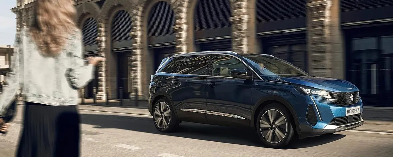 Đèn LED ban ngày dạng nanh sư tử và cụm đèn pha góc cạnh của Peugeot 5008