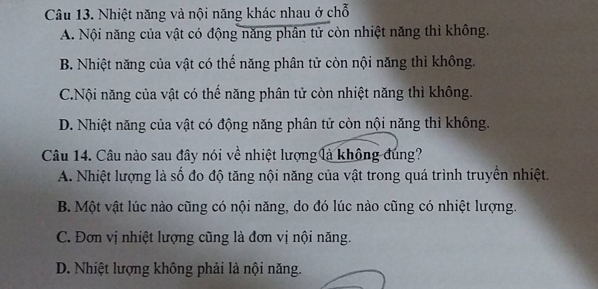 So sánh nhiệt năng và nội năng: nội năng gồm cả động năng và thế năng phân tử, nhiệt năng chỉ gồm động năng phân tử