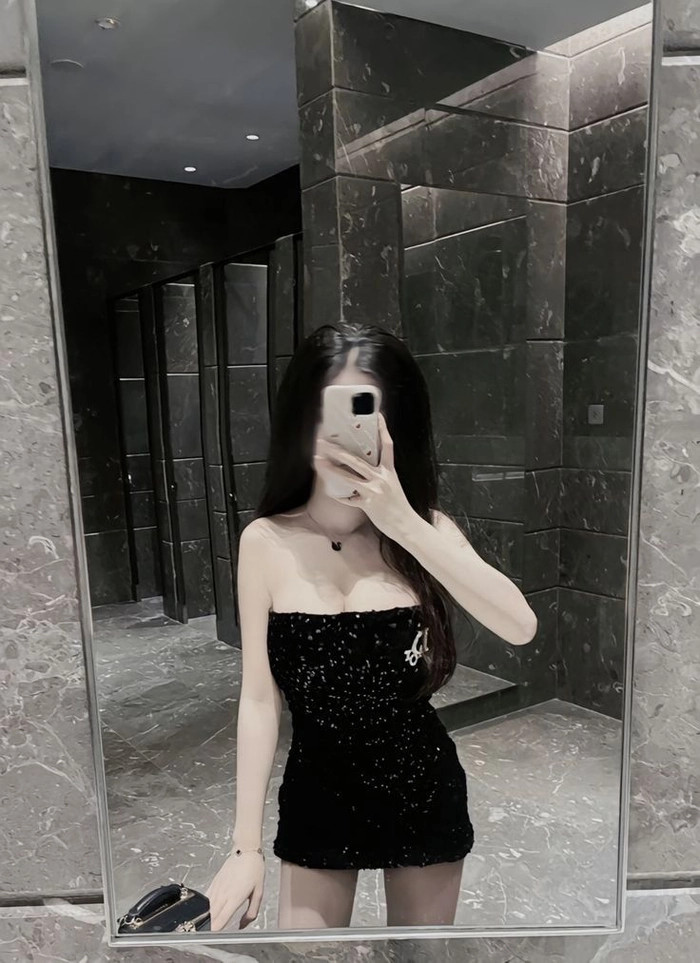 Cô gái thể hiện phong cách street style năng động với váy ngắn và áo khoác jean