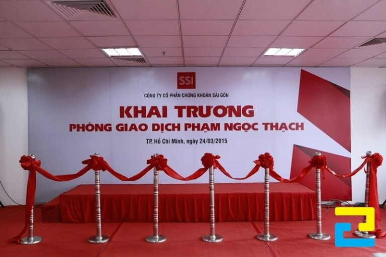 Một mẫu phông nền sân khấu sự kiện với thiết kế hiện đại và màu sắc bắt mắt giúp không gian trở nên chuyên nghiệp hơn