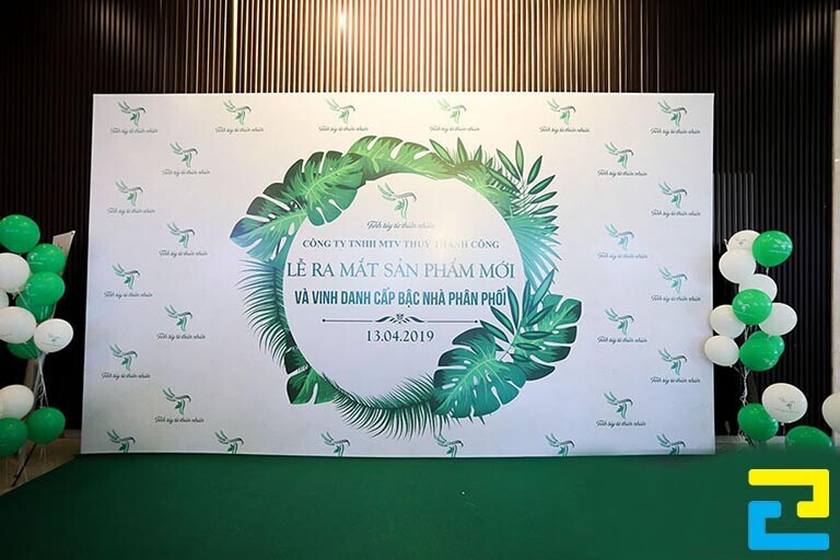Việc lựa chọn chất liệu và kích thước chuẩn giúp backdrop sân khấu trở nên cân đối và đẹp mắt