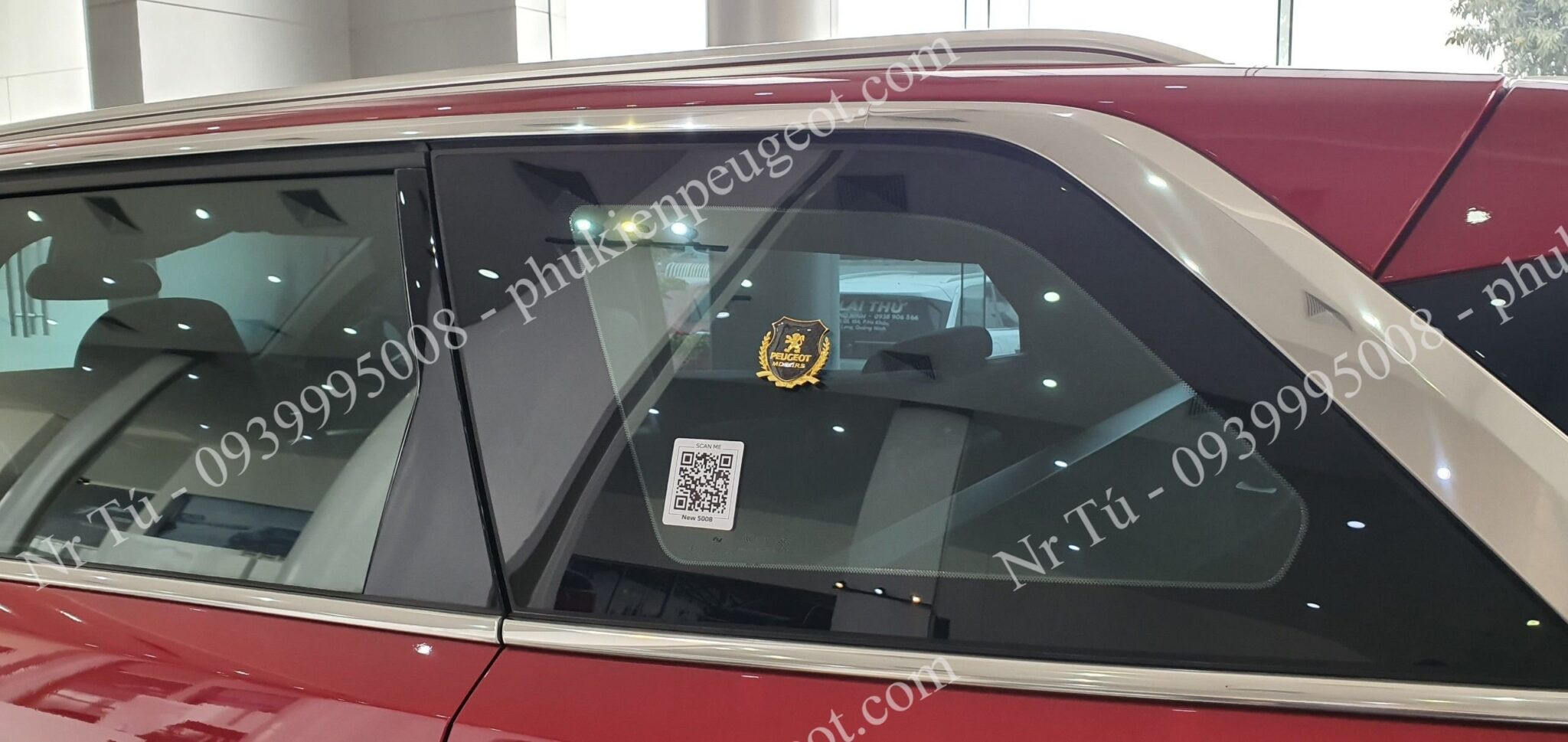 Logo Peugeot bông lúa trang trí xe Peugeot 5008 từ phía sau