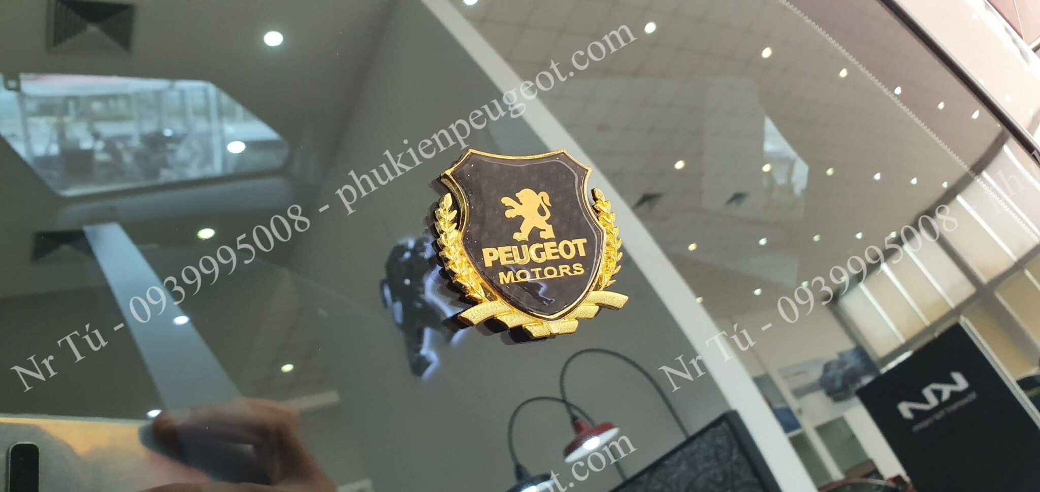 Phụ kiện xe Peugeot 5008 được trang bị logo bông lúa
