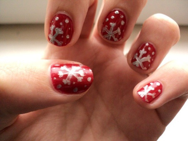 Mẫu nail đỏ và vàng gold với họa tiết Noel đơn giản