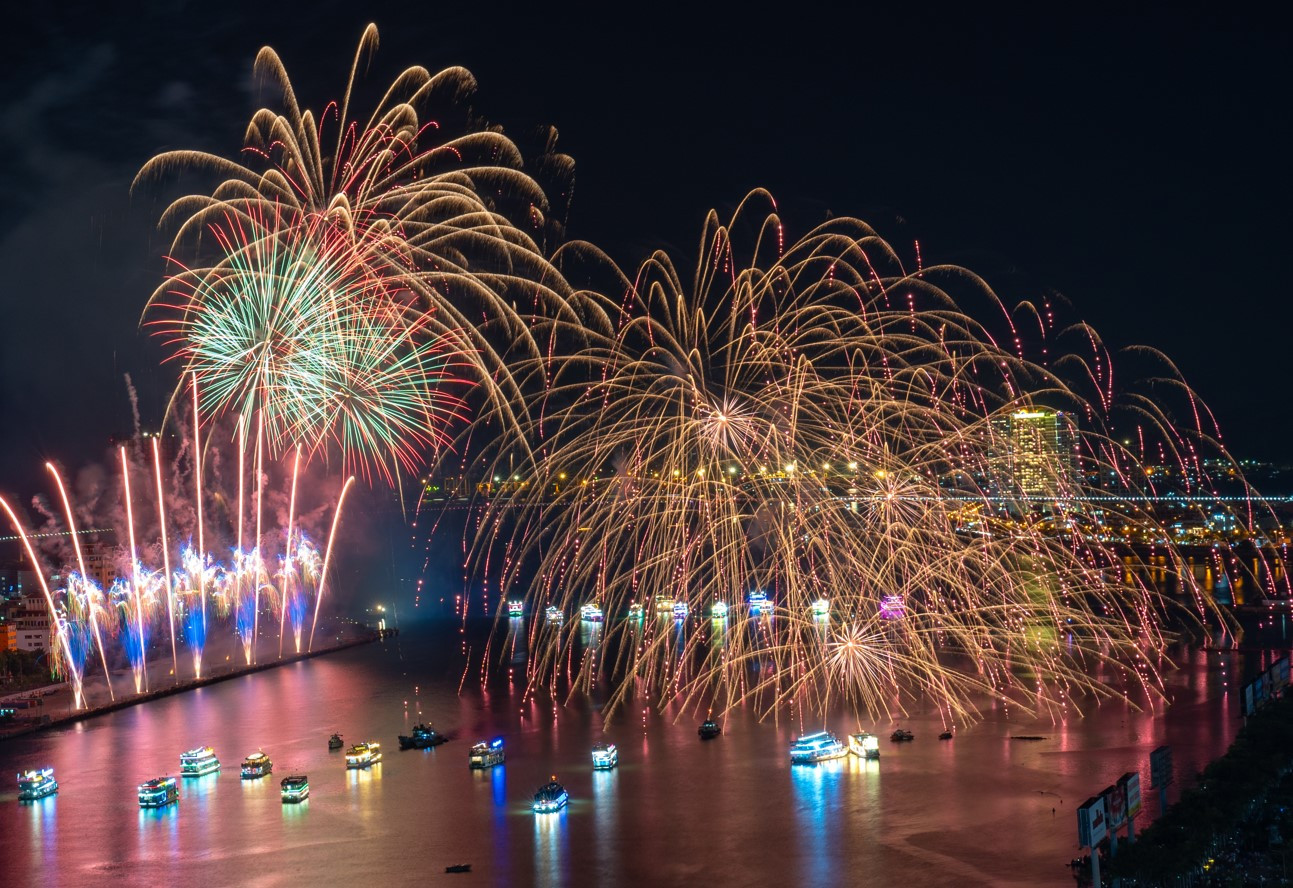 Khoảnh khắc pháo hoa DIFF 2024 được ghi lại từ Endless Summer Rooftop Bar & Lounge, tầng 25, Wink Icon Danang Riverside.