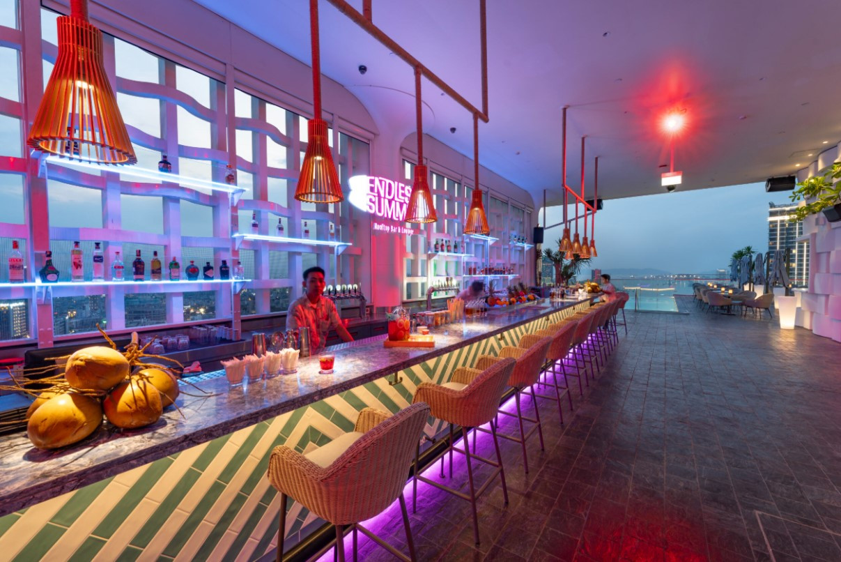 Endless Summer Rooftop Bar & Lounge mang đậm năng lượng retro Miami thập niên 1980