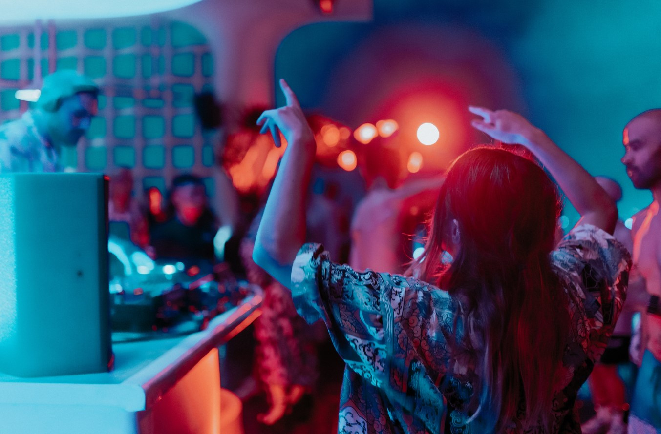 DJ trực tiếp tại Endless Summer Rooftop Bar & Lounge khuấy động không gian