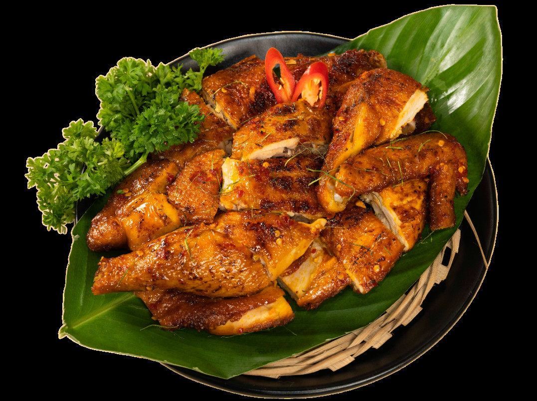 Đĩa gà nướng muối ớt vàng ươm được bày trí bắt mắt cùng rau thơm và muối tiêu