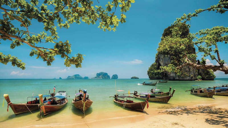 Cảnh biển xanh ngắt với thuyền buồm trên mặt nước
