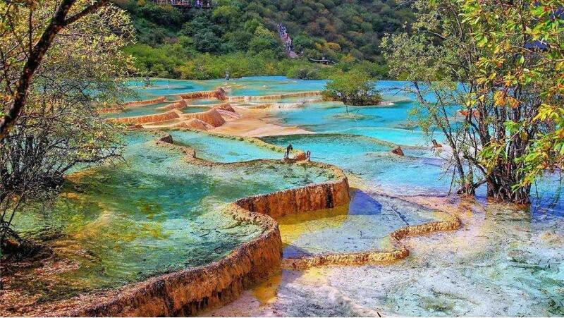 Hoàng hôn trên sông với ánh nắng vàng rực rỡ