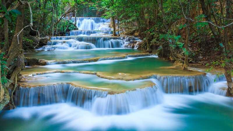 Dòng sông chảy êm đềm qua thung lũng xanh