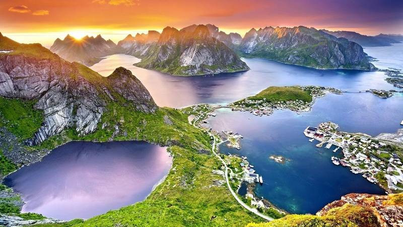 Dãy núi đá vôi sừng sững giữa biển khơi