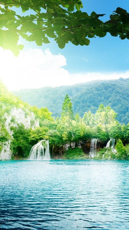 Cảnh hoàng hôn trên sông với ánh nắng phản chiếu