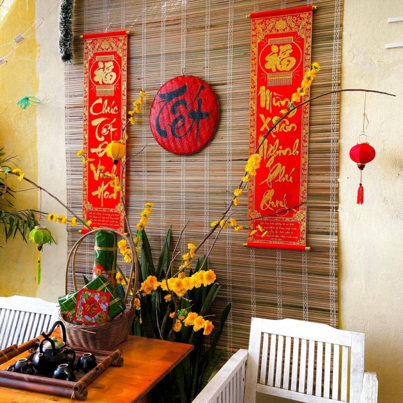 Bánh chưng, bánh tét và các vật phẩm trang trí Tết truyền thống trên bàn
