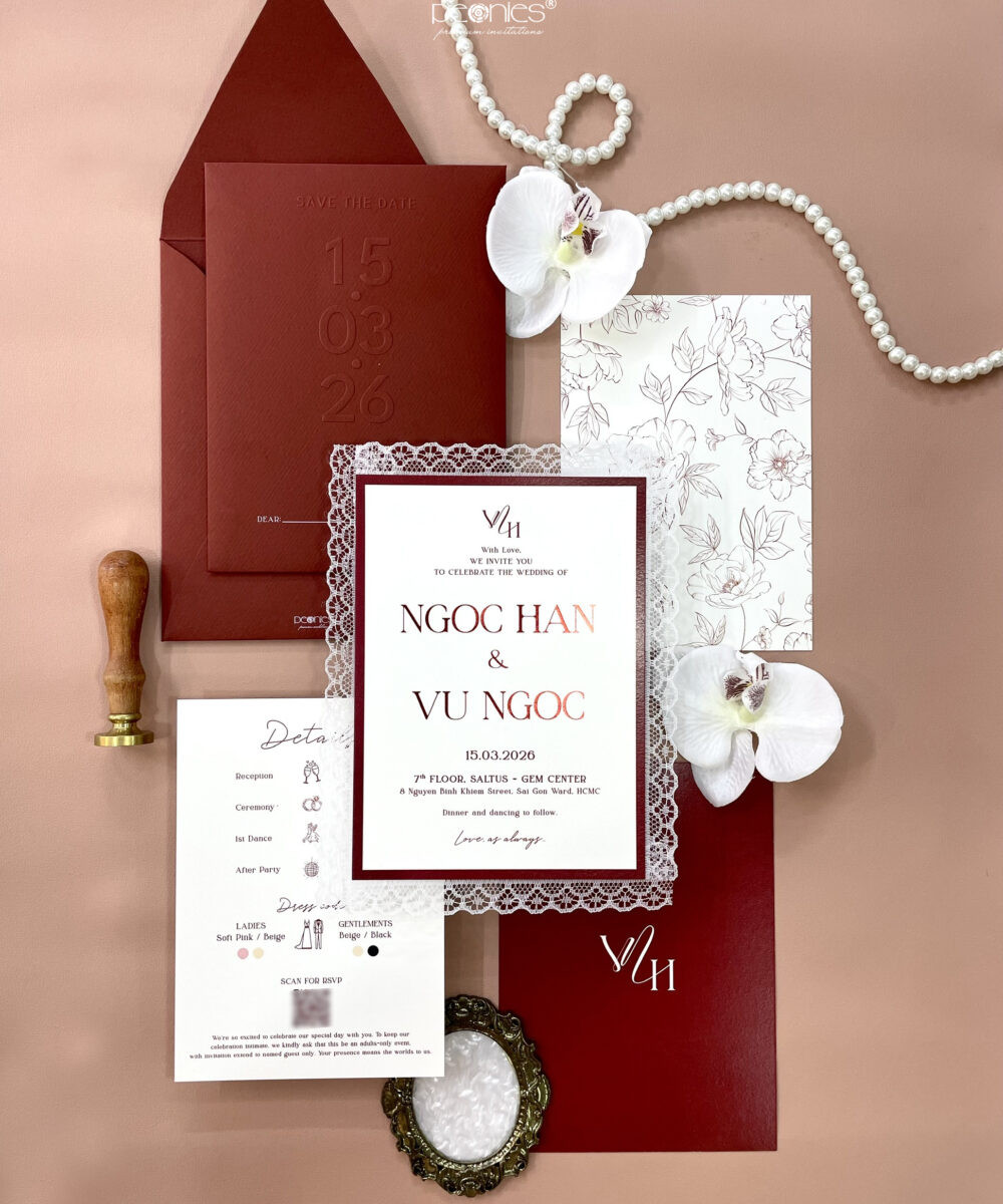 Mẫu thiệp cưới in nổi với tông màu đỏ Burgundy kết hợp viền ren sang trọng và lãng mạn cho đám cưới hiện đại