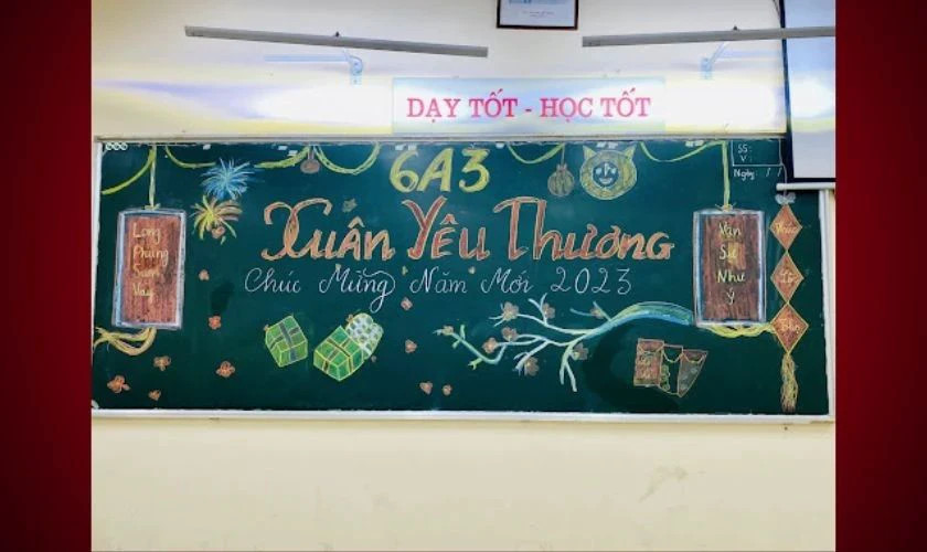 Mẫu trang trí bảng Tết 2026 chủ đề câu đối đỏ