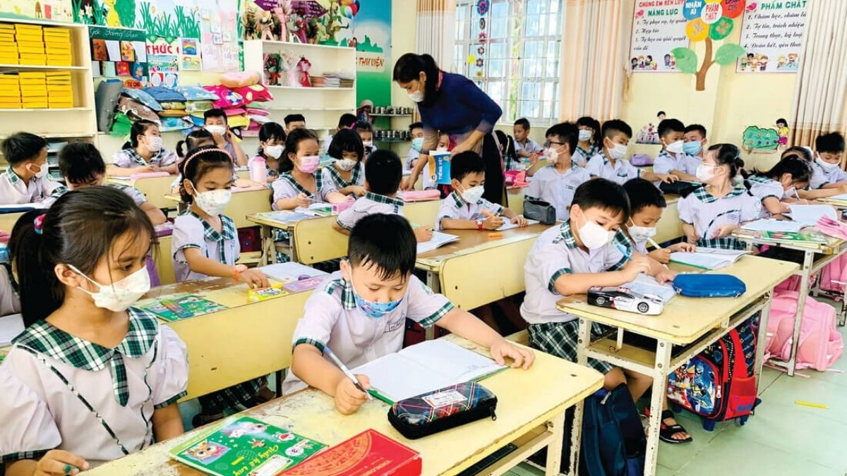 Trang trí lớp học tiểu học nhiều màu sắc