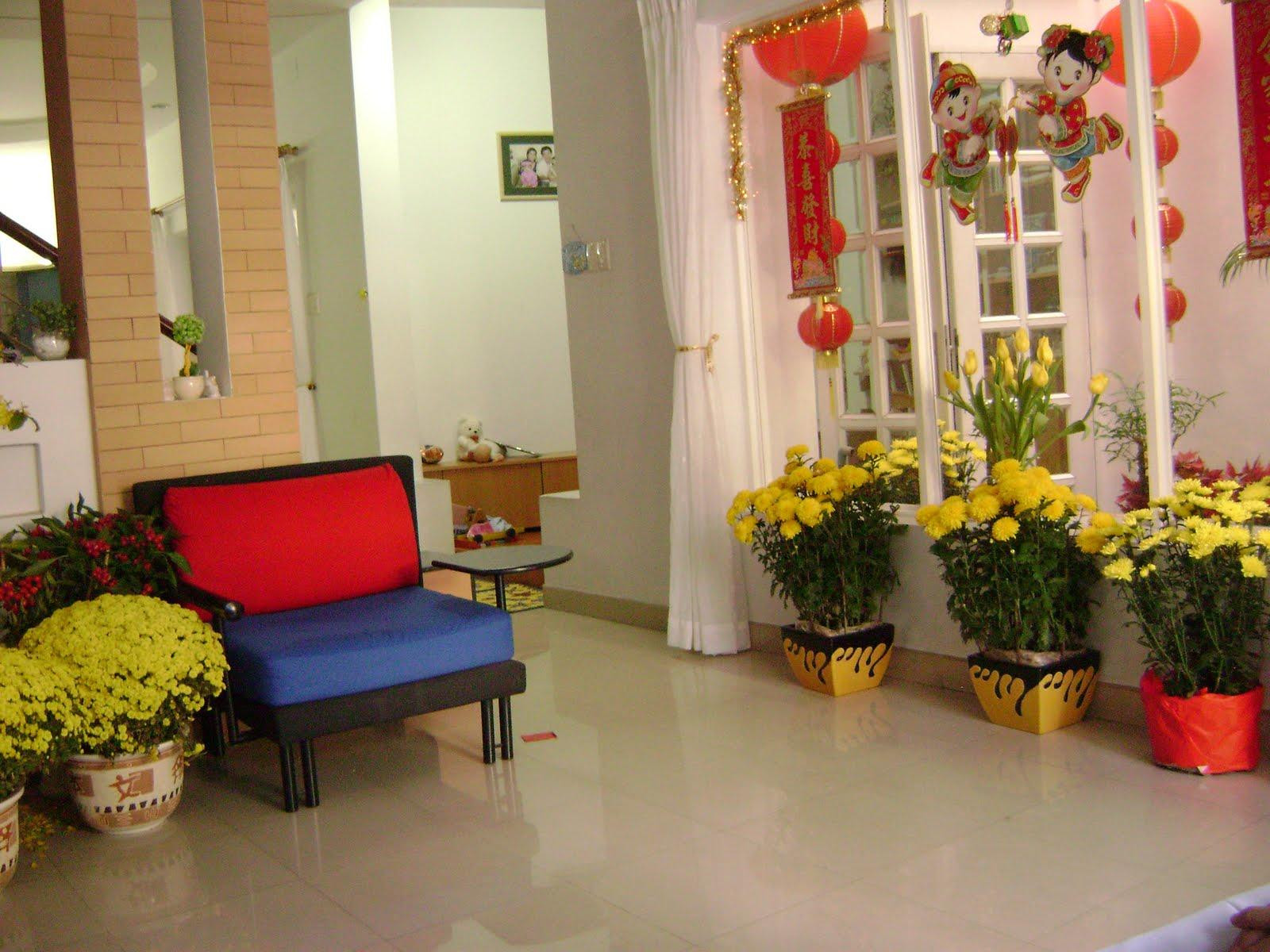 Chậu hoa cúc vàng rực rỡ và hoa đào khoe sắc, mang không khí mùa xuân vào nhà