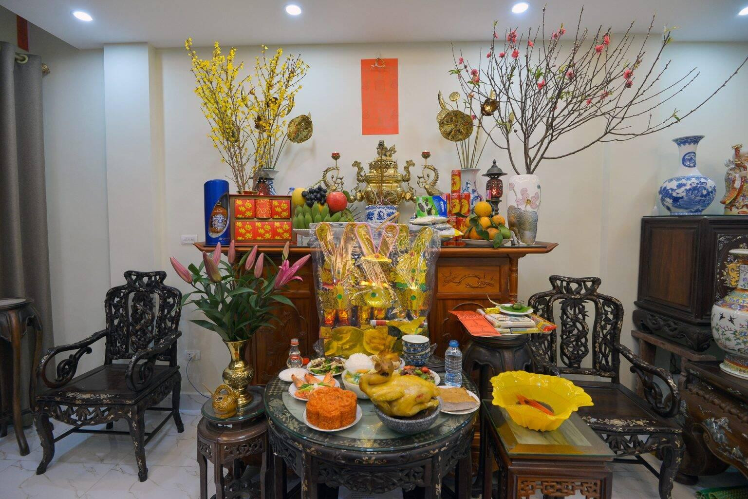 Bàn thờ gia tiên trang nghiêm với mâm ngũ quả, bánh chưng và hoa tươi