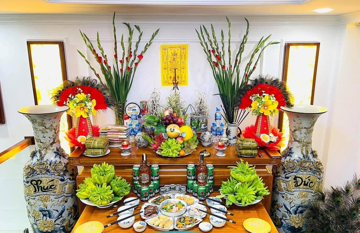 Bánh chưng xanh, mâm ngũ quả trên bàn thờ gia tiên ngày Tết