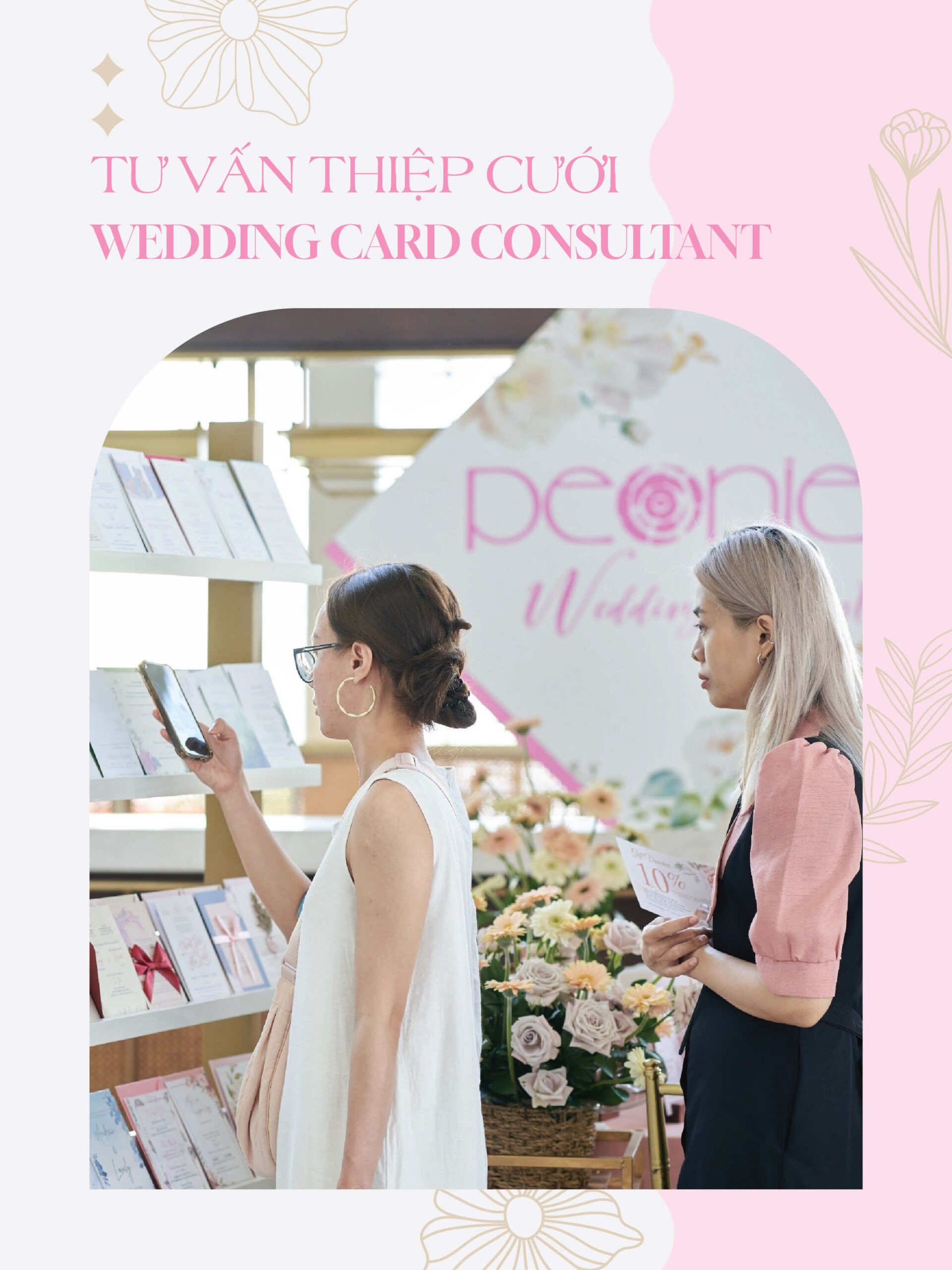 Nhân viên tư vấn đang hỗ trợ khách hàng lựa chọn mẫu thiệp cưới phù hợp tại showroom