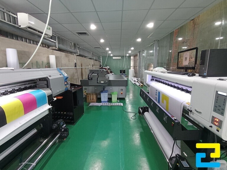 Hệ thống máy móc in kỹ thuật số hiện đại tại xưởng giúp đáp ứng các đơn hàng in backdrop sân khấu lấy nhanh